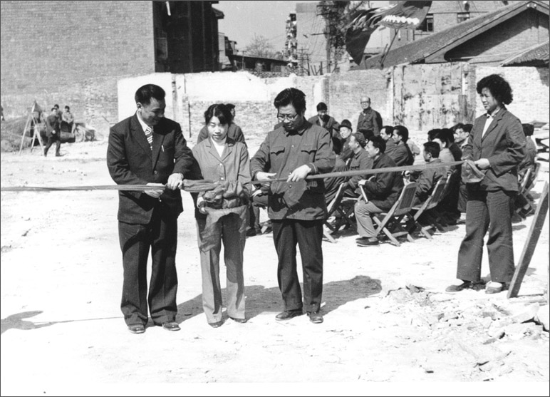 1986年，長虹彩電工程奠基，這樣的剪彩儀式，剪出了中國最大的彩電生產(chǎn)基地之一