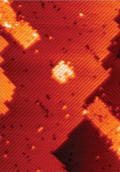 這是量子點(diǎn)設(shè)備模板，中間的小孔就是由7個(gè)磷原子構(gòu)成的