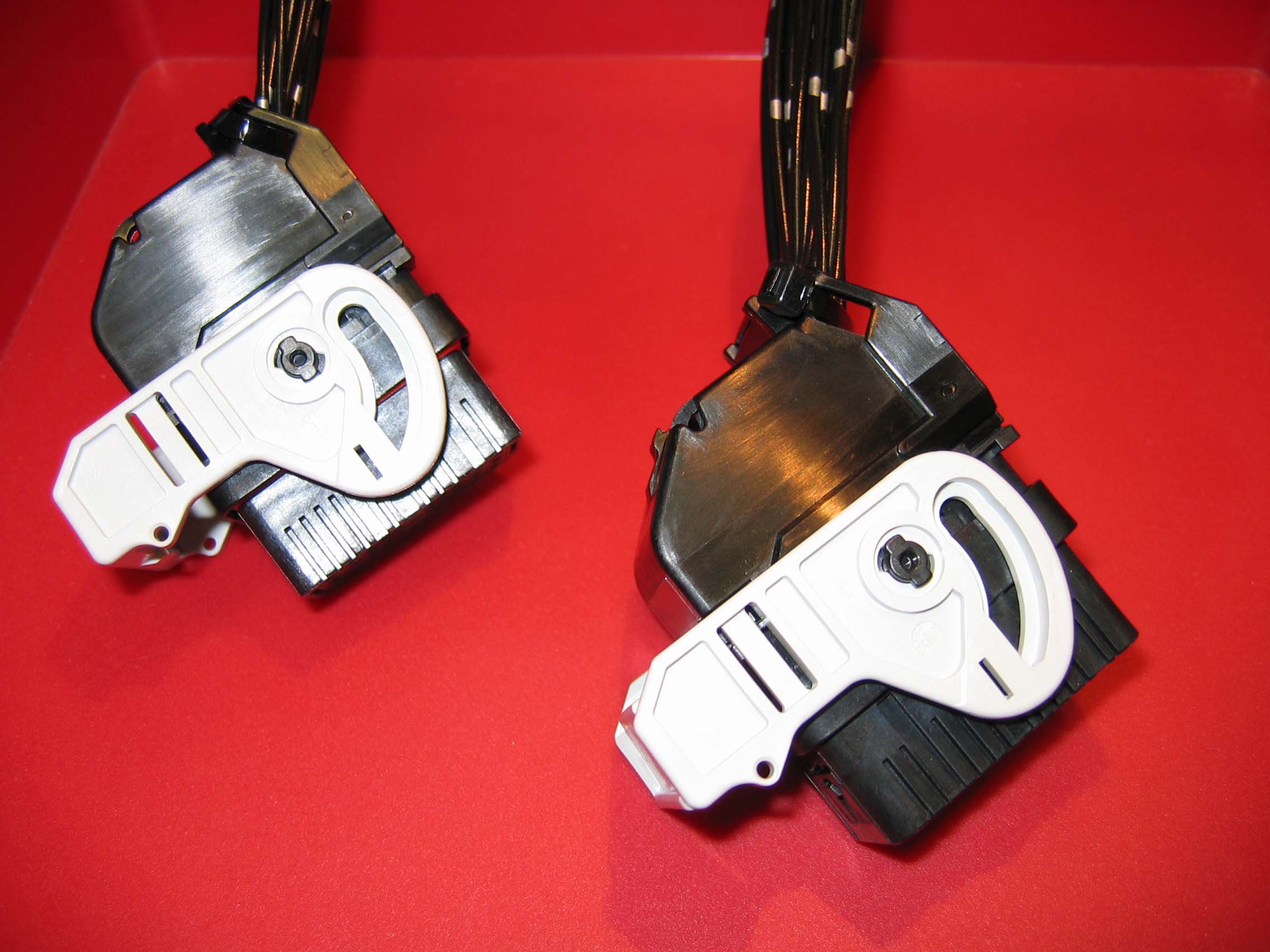 CMX密封型、 混合式、高密度、模塊化連接器系列