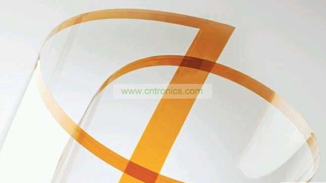 將Willow Glass卷成圓筒狀。