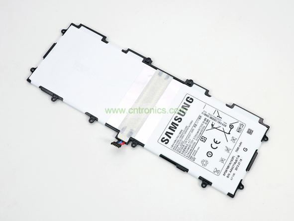 取出電池前要把周?chē)膸铍娎|先拔出來(lái)，這個(gè)比較容易。Galaxy Note 10.1的電池容量為7000mAh,3.7V，預(yù)計(jì)續(xù)航時(shí)間8小時(shí)左右，重約136克，占據(jù)了整體重量的23%。不過(guò)為了減少機(jī)身厚度，電池做得很薄。