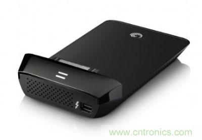 Thunderbolt高速傳輸接口可轉(zhuǎn)換成SATA接口，連接2.5寸硬盤產(chǎn)品