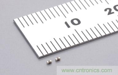  【導讀】目前伴隨著手機、平板電腦、LED照明等高科技電子產(chǎn)品的普及，電子設備正在不斷向小型化發(fā)展，電源的輸出功率也正在不斷增大。因此對電子設備采取過熱保護措施的重要性正在日益增強。其中特別對于只需組成簡單的電路就能夠發(fā)揮過熱保護作用的PTC熱敏電阻的需求正在不斷增加。本屆介紹的是村田一款1.0&times;0.5mm、溫度測量誤差&plusmn;3℃、額定零功率電阻值為1k&Omega;的片式PTC熱敏電阻。  隨著手機、平板電腦、LED照明等高科技電子產(chǎn)品的普及，電子設備正在不斷向小型化發(fā)展，電源的輸出功率也正在不斷增大，因此對電子設備采取過熱保護措施也更加重要，其中特別對于只需組成簡單的電路就能夠發(fā)揮過熱保護作用的PTC熱敏電阻的需求正在不斷增加。  現(xiàn)在具有過熱保護作用的片式PTC熱敏電阻的外形尺寸一般都大于1.6&times;0.8mm，溫度測量*2誤差也都大于&plusmn;5℃。村田利用自己開發(fā)的材料技術和生產(chǎn)工藝技術，成功地實現(xiàn)了外形尺寸為1.0&times;0.5mm、溫度測量誤差為&plusmn;3℃、額定零功率電阻值為1k&Omega;的片式PTC熱敏電阻系列產(chǎn)品的商品化。我們根據(jù)該產(chǎn)品的溫度測量值，在從80℃至150℃的范圍中以10℃為單位，劃分了各系列產(chǎn)品。  產(chǎn)品特點      * 外形尺寸小 (1.0&times;0.5mm)     * 溫度測量誤差小 (電阻值為100k&Omega;和10k&Omega;時，溫度測量誤差分別為&plusmn;3℃和&plusmn;5℃)     * 擁有豐富的以10℃為單位的系列產(chǎn)品，能夠滿足客戶的各種溫度測量要求 (80℃～150℃ (電阻值為100k&Omega;時) ; 65℃～135℃ (電阻值為10k&Omega;時) )     * 符合TUV和UL安規(guī)標準  用途      * LED燈的過熱保護和電力控制     * 筆記本電腦的電源散熱等; DC-DC轉(zhuǎn)換器的MOSFET*3過熱保護; 鋰離子電池保護電路中的MOSFET過熱保護     * 電動機逆變器和線圈的過熱保護和電力控制  術語說明  *1 熱敏電阻: 	對熱敏感的半導體電阻，其電阻值會隨溫度的變化而改變。一般來說，許多人都知道電阻值會隨著溫度的上升而逐步減小的NTC (負溫度系數(shù)) 熱敏電阻。然而在熱敏電阻中，還有一種當溫度超過一定的溫度 (居里溫度*4) 時，其電阻值會隨著溫度的升高而急劇增大的元件，這就是PTC (正溫度系數(shù)) 熱敏電阻 (POSISTOR?*5) 。PTC熱敏電阻不僅具備過熱保護功能，還具有特有的電阻溫度特性，可被用來控制電流和電力。 *2 溫度測量: 	此系列產(chǎn)品最適用于檢測電阻值達到10k&Omega;或100k&Omega;時的溫度。 *3 MOSFET: 	Metal-Oxide-Semiconductor Field-Effect Transistor (金屬-氧化層-半導體-場效晶體管) 的縮寫。 MOSFET適合作為DC-DC轉(zhuǎn)換器的開關元件和一般的電流開關等元件。如果其工作溫度超過了一定的溫度，F(xiàn)ET (場效晶體管) 就會被損壞，因此通過使用具有過熱保護作用的POSISTOR?，就能夠防止FET因過熱而損壞。 *4 居里溫度: 	也稱居里點 (Currie Point) 。我公司將電阻值達到溫度為25℃時的電阻值 (額定零功率電阻值) 的2倍時的溫度定義為居里溫度。 *5 POSISTOR?: 	是株式會社村田制作所的注冊商標。  系列產(chǎn)品型號      * PRF15AR102RB6RC     * PRF15BA102RB6RC     * PRF15BB102RB6RC     * PRF15BC102RB6RC     * PRF15BD102RB6RC     * PRF15BE102RB6RC     * PRF15BF102RB6RC     * PRF15BG102RB6RC  特性圖  特性圖  電氣特性  產(chǎn)品型號 	特性 	額定零功率  電阻值(在環(huán)境溫度為+25℃的條件 下) 	 電阻值為10k&Omega;時的溫度測量值 	電阻值為100k&Omega;時的溫度測量值 	最大電壓 PRF15AR102RB6RC 	AR 	1k&Omega;&plusmn;50% 	135&plusmn;5℃ 	150&plusmn;3℃ 	32VDC PRF15BA102RB6RC 	BA 	125&plusmn;5℃ 	140&plusmn;3℃ PRF15BB102RB6RC 	BB 	115&plusmn;5℃ 	130&plusmn;3℃ PRF15BC102RB6RC 	BC 	105&plusmn;5℃ 	120&plusmn;3℃ PRF15BD102RB6RC 	BD 	95&plusmn;5℃ 	110&plusmn;3℃ PRF15BE102RB6RC 	BE 	85&plusmn;5℃ 	100&plusmn;3℃ PRF15BF102RB6RC 	BF 	75&plusmn;5℃ 	90&plusmn;3℃ PRF15BG102RB6RC 	BG 	65&plusmn;5℃ 	80&plusmn;3℃ 外形尺寸圖  外形尺寸圖 生產(chǎn)體制  村田制作所八日市事業(yè)所在2011年3月開始了該系列產(chǎn)品的量產(chǎn)活動。 樣品價格  10日元/個