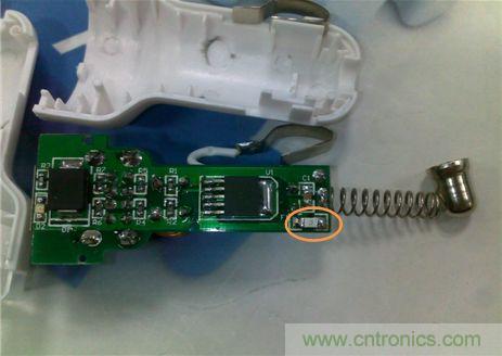 使用AEM-1206HI 2.5A貼片保險(xiǎn)絲，布局簡(jiǎn)單