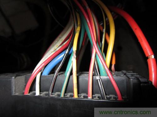 控制線25線--黃底紅條，電容器輸出線為最大的藍(lán)色線，接蓄電池正極的線為白底紅條粗線