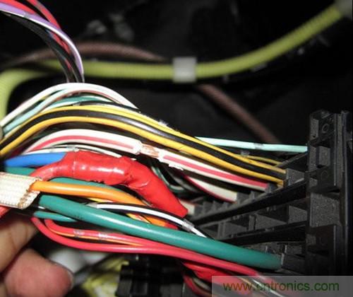 控制線25線--黃底紅條，電容器輸出線為最大的藍(lán)色線，接蓄電池正極的線為白底紅條粗線