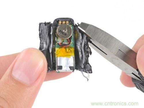 割開(kāi)塑料管道，剝離