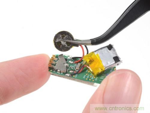 拿下電池，電池還沒(méi)有指甲蓋大，5-7天的電量