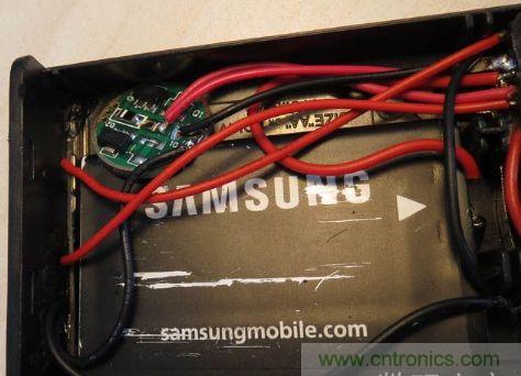 電池盒，安裝上鋰電池，用于外部強光LED供電