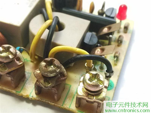 漏電保護(hù)器拆解：結(jié)構(gòu)有差異，做工不錯