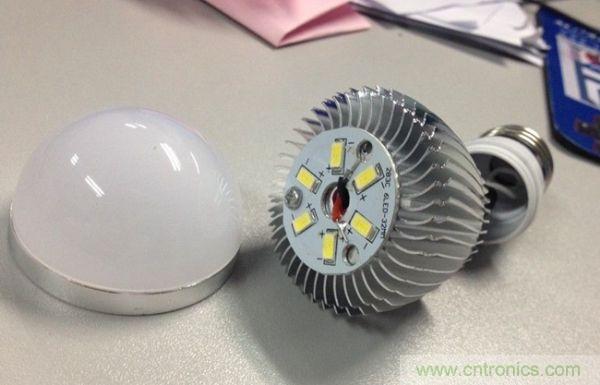 3瓦拆開，基板只有一顆螺絲，還沒擰緊