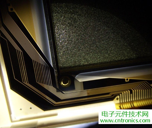 探秘電子紙！一款電紙書的電子墨水屏拆解