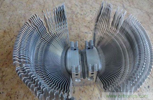 變廢為寶！風(fēng)扇散熱器變身山寨LED燈