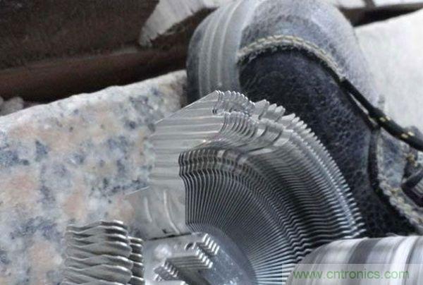 變廢為寶！風(fēng)扇散熱器變身山寨LED燈