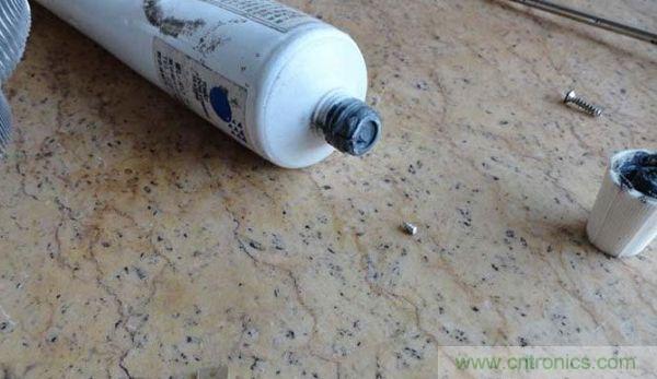 變廢為寶！風(fēng)扇散熱器變身山寨LED燈