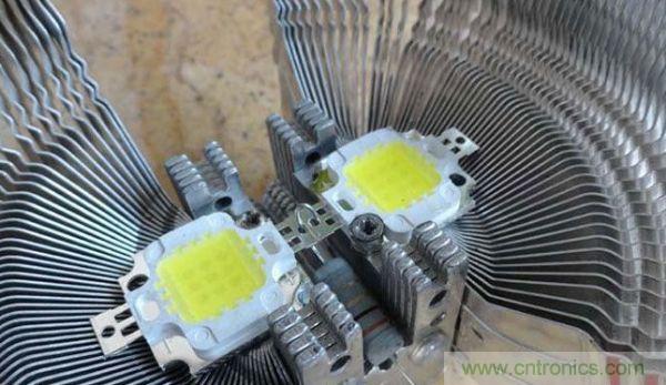 變廢為寶！風(fēng)扇散熱器變身山寨LED燈