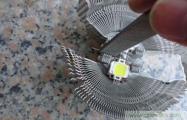 變廢為寶！風(fēng)扇散熱器變身山寨LED燈