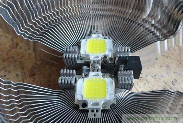 變廢為寶！風(fēng)扇散熱器變身山寨LED燈