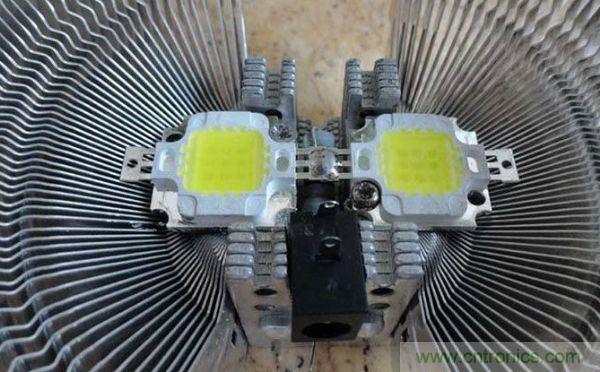 變廢為寶！風(fēng)扇散熱器變身山寨LED燈