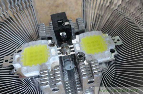 變廢為寶！風(fēng)扇散熱器變身山寨LED燈