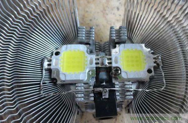 變廢為寶！風(fēng)扇散熱器變身山寨LED燈