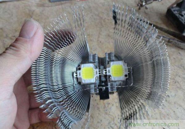 變廢為寶！風(fēng)扇散熱器變身山寨LED燈