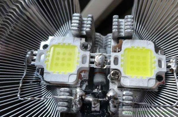 變廢為寶！風(fēng)扇散熱器變身山寨LED燈