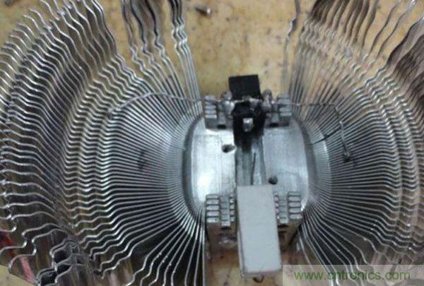 變廢為寶！風(fēng)扇散熱器變身山寨LED燈