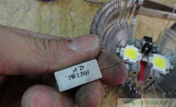 變廢為寶！風(fēng)扇散熱器變身山寨LED燈