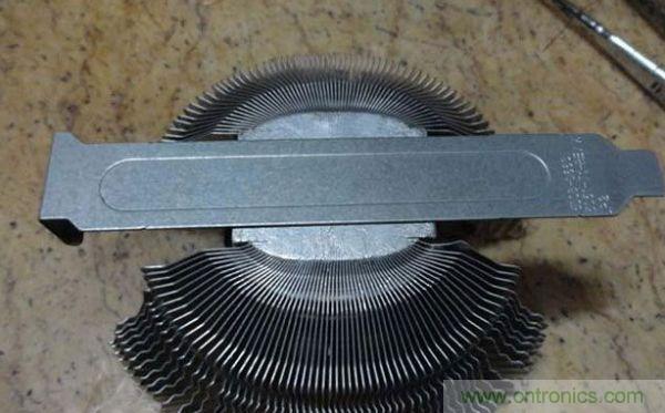 變廢為寶！風(fēng)扇散熱器變身山寨LED燈