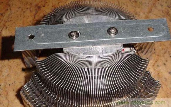 變廢為寶！風(fēng)扇散熱器變身山寨LED燈