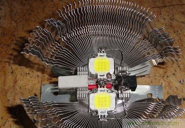 變廢為寶！風(fēng)扇散熱器變身山寨LED燈