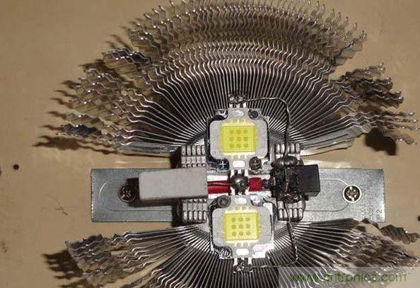 變廢為寶！風(fēng)扇散熱器變身山寨LED燈