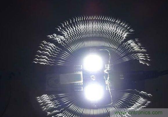 變廢為寶！風(fēng)扇散熱器變身山寨LED燈