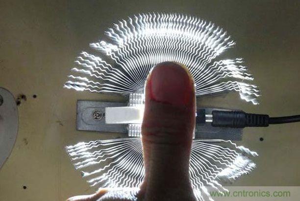 變廢為寶！風(fēng)扇散熱器變身山寨LED燈