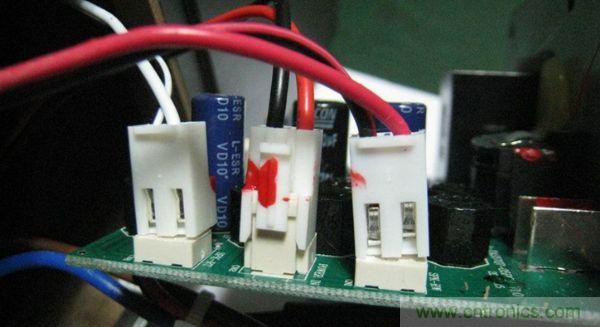 左邊是連接高音，中間是電源，右邊是低音連接