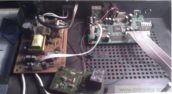 加了個(gè)繼電器，兩個(gè)三極管，五個(gè)電阻和一個(gè)二極管(三極管把解碼板的小信號(hào)進(jìn)行了兩級(jí)放大,電阻是偏置作用)。