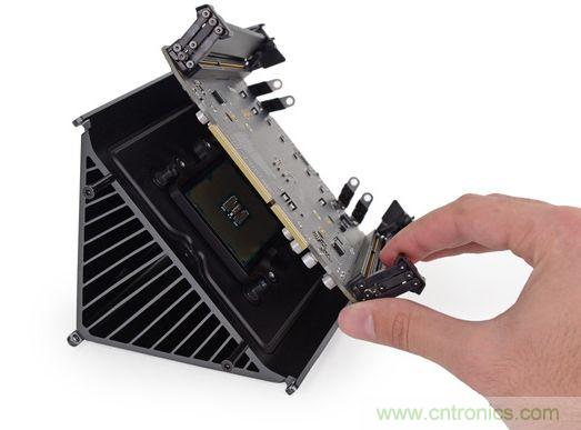 將主板摘下，處理器最后拆下