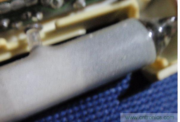 燈管，一頭黑了無法修復了