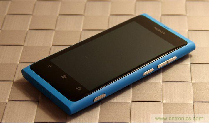 拆解諾基亞Lumia800,做工依舊精細(xì)！