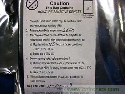 元器件的MSL標(biāo)簽，上面寫有敏感度等級5以及密封日期和烘烤指南
