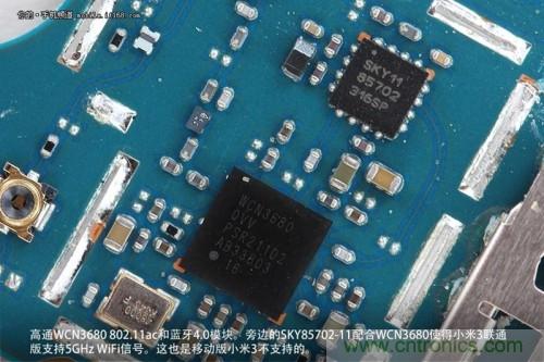 高通WCN3680 802.11ac和藍(lán)牙4.0模塊，旁邊的SKY85702-11配合其使用5GHz Wi-Fi頻段