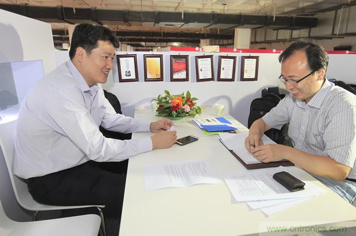 左一，Molex高級地區(qū)營業(yè)經(jīng)理王中