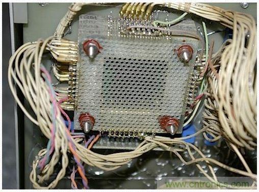 經(jīng)典懷舊拆解！歷史彌留的可編程科學計算器 from 1966