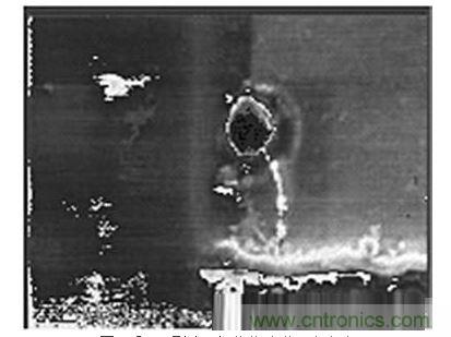 受ESD影響，氧化物沖進(jìn)一個小孔