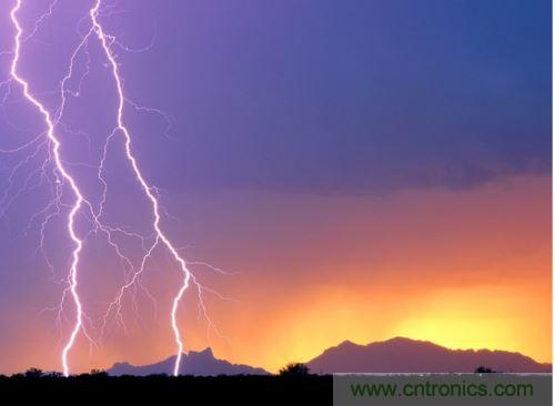 【導(dǎo)讀】處于空間變化的強(qiáng)電磁場(chǎng)中的物體，由于電磁感應(yīng)，在其內(nèi)部就會(huì)產(chǎn)生很高的感應(yīng)電動(dòng)勢(shì)，很容易造成意外。現(xiàn)在家用電器的也采取了各種相應(yīng)的防護(hù)措施，特別是雷電的防護(hù)，不要以為在家里的電器就不怕雷電哦，&ldquo;家里&rdquo;也不安全的，所以雷天下電器防雷常識(shí)還是不可少的。  家用電器的防護(hù)，除了避免人為損壞外，諸多不可抗力因素所帶來(lái)的損壞也要采取相應(yīng)的防護(hù)措施，特別是雷電的防護(hù)。雷電流在50～100微秒的時(shí)間內(nèi)，從０變化到幾萬(wàn)安，再由幾萬(wàn)安變化到０，在其周圍空間會(huì)產(chǎn)生瞬變的強(qiáng)電磁場(chǎng)。處于空間變化的強(qiáng)電磁場(chǎng)中的物體，由于電磁感應(yīng)，在其內(nèi)部就會(huì)產(chǎn)生很高的感應(yīng)電動(dòng)勢(shì)。以前，由于它的成災(zāi)概率極小，沒(méi)有引起人們的注意，但隨著微電子技術(shù)的重大進(jìn)展，超大規(guī)模集成電路誕生，它的能耗小、靈敏度極高等特點(diǎn)，使得其容易被損壞。          在建筑物內(nèi)，大量布設(shè)著各種導(dǎo)體線路。當(dāng)建筑物遭受雷擊或其周圍發(fā)生雷擊時(shí)，雷電流將在建筑物內(nèi)部空間產(chǎn)生瞬態(tài)磁場(chǎng)脈沖，這種磁場(chǎng)脈沖干擾上述回路后，將在回路中感應(yīng)出瞬態(tài)過(guò)電壓，危及這些回路相連的設(shè)備。雖然建筑物做好了防雷措施，但建筑物不可避免的會(huì)出現(xiàn)露洞。比如大面積的門(mén)窗可以讓電磁波入侵來(lái)去自由，輸電線路引雷入室等等。甚至有些電器還是露天使用的，因此應(yīng)做好電器防雷。 6   電力系統(tǒng)因其裸露而置于高空，是最易遭受雷擊的。20世紀(jì)初，在電力系統(tǒng)應(yīng)用到輸電線中上時(shí)創(chuàng)造了避雷線，即接閃器是一根或兩根架設(shè)在輸電線上方的接地鋼線，也就是前面所稱的&ldquo;避雷線&rdquo;。由于它簡(jiǎn)單有效，所以在房屋建筑上也推廣了這種形式的接閃器，將它安裝在房屋上容易發(fā)生雷擊的地方，起到避雷的作用?，F(xiàn)在許供電線路采用地下電纜，對(duì)防雷有了很大的幫助。但高壓運(yùn)輸還是必須架空明線，因此，必須使用避雷線。          人們通常用過(guò)壓保護(hù)器來(lái)保護(hù)電器。其防雷原理是：這種保護(hù)器有兩個(gè)端口，電器電源火線與零線分別各接保護(hù)器的一個(gè)端口，每個(gè)保護(hù)器另一端再接地，通過(guò)間隙擊穿達(dá)到對(duì)地放電的目的。在正常工作電壓下，避雷器間隙不會(huì)被擊穿，當(dāng)過(guò)電壓沿導(dǎo)線傳過(guò)來(lái)危及被保護(hù)設(shè)備的過(guò)電壓時(shí)，避雷器間隙很快被擊穿，對(duì)地放電，使大量的電荷都泄入到大地，從而限制了被保護(hù)設(shè)備的輸入電壓，起到了保護(hù)設(shè)備的作用。過(guò)電壓過(guò)去以后，間隙能迅速恢復(fù)，使電器正常工作。一些高檔的電器自帶保護(hù)器，但是還有許多的電器沒(méi)有這一裝置。因此，應(yīng)在入戶電線接上保護(hù)器。在雷暴天氣時(shí)，如果沒(méi)有特別的用電要求，最好將入戶總閘關(guān)閉。          微電子技術(shù)的發(fā)展，用電器大量使用集成電路。雷電發(fā)生時(shí)的電磁效應(yīng)是集成電路的克星。而現(xiàn)在使用集成電路最多的莫過(guò)于計(jì)算機(jī)了，為了防止電磁感應(yīng)對(duì)其的破壞，計(jì)算機(jī)的主機(jī)外殼一般由金屬制成。利用金屬的靜電屏蔽和對(duì)電磁波的趨膚效應(yīng)，對(duì)防止感應(yīng)雷有很好的效果。