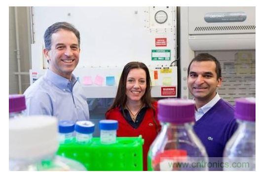 從左到右：MIT生物工程學(xué)教授Ron Weiss、機(jī)械工程學(xué)副教授Domitilla Del Vecchio，以及MIT生物工程系學(xué)生Deepak Mishra。