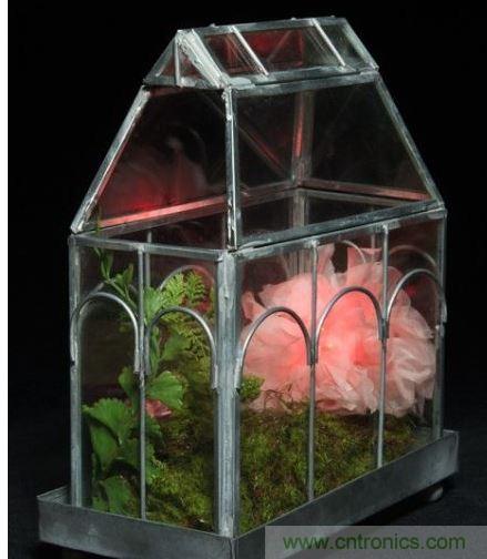 當(dāng)傳感器讀到的數(shù)值低于閾值，則LED會閃爍紅光