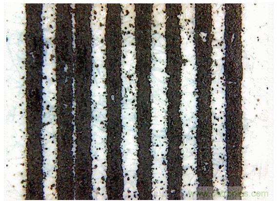 惠普(HP)Laserjet 600 M601(5mil的線寬和間距&mdash;&mdash;顯微鏡圖像)。注意空白處的碳粉斑點(diǎn)和兩條并在一起的線