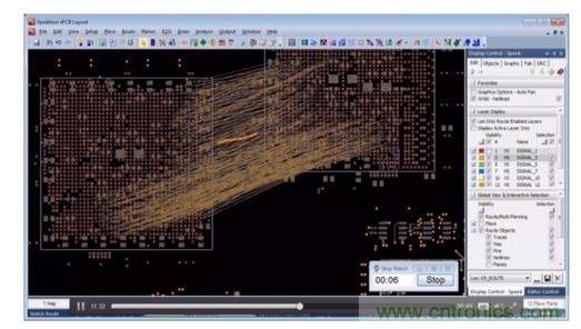 針對顯示連接的網(wǎng)絡(luò)線，設(shè)計師繪制出一個非常簡略的草圖，隨后布線器便開始工作。角落里的秒表記錄了完成布線的實際時間。